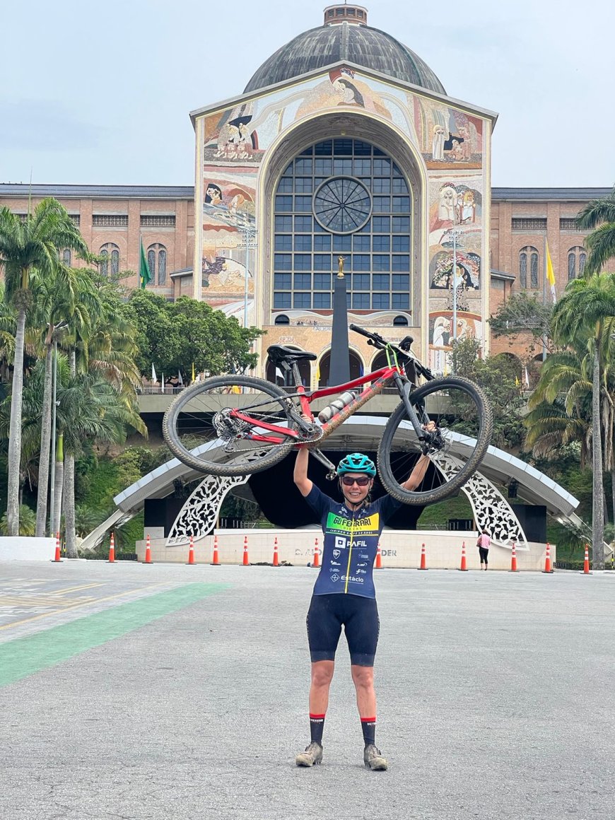 Paloma Miranda percorre o caminho da fé, de bike