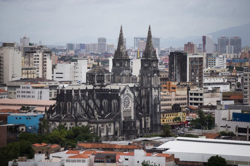 Catedral Metropolitana é um dos símbolos do Centro da capital cearense. (Foto: Fabiane de Paula)