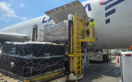 Avião Solidário da LATAM transporta dos EUA para o Brasil 3,5 toneladas de ajuda humanitária para o Rio Grande do Sul em operação com o governo brasileiro