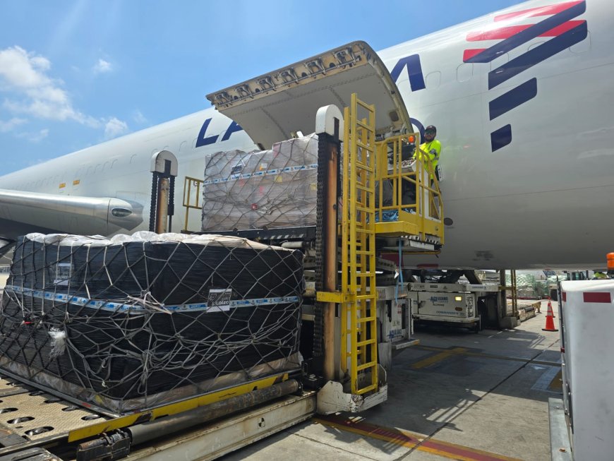 Avião Solidário da LATAM transporta dos EUA para o Brasil 3,5 toneladas de ajuda humanitária para o Rio Grande do Sul em operação com o governo brasileiro