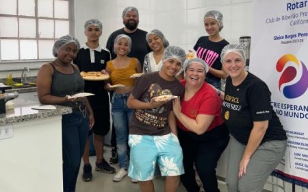 Empoderamento feminino com as mãos na massa, de pizza.
