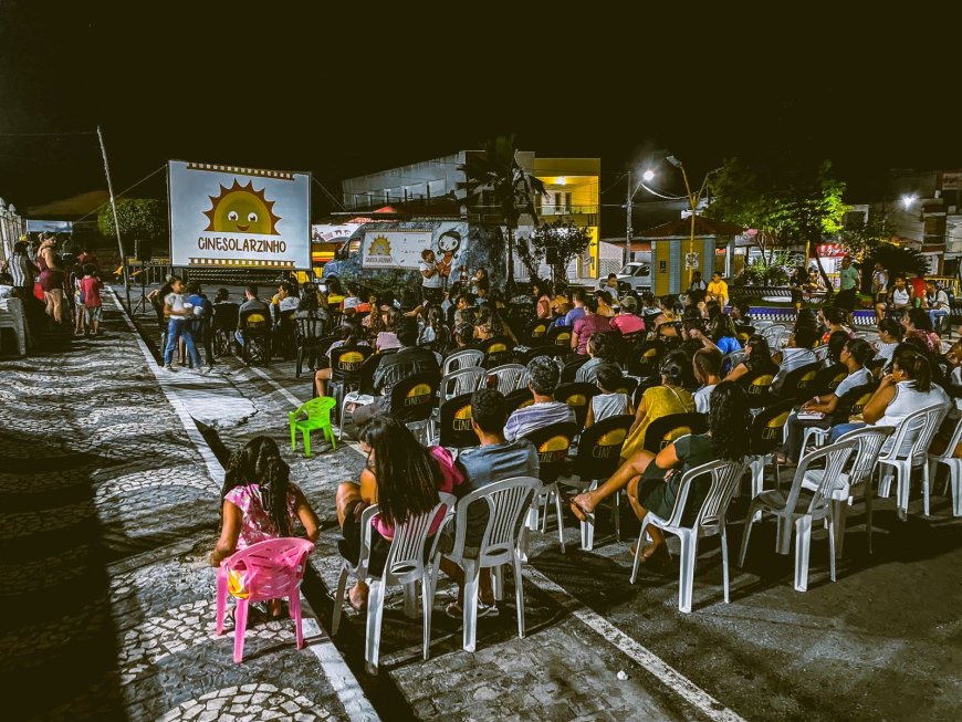 Furgão do CineSolarzinho estaciona em Sertãozinho com sessões de cinema movido a energia solar, pipoca e atrações de graça para as famílias