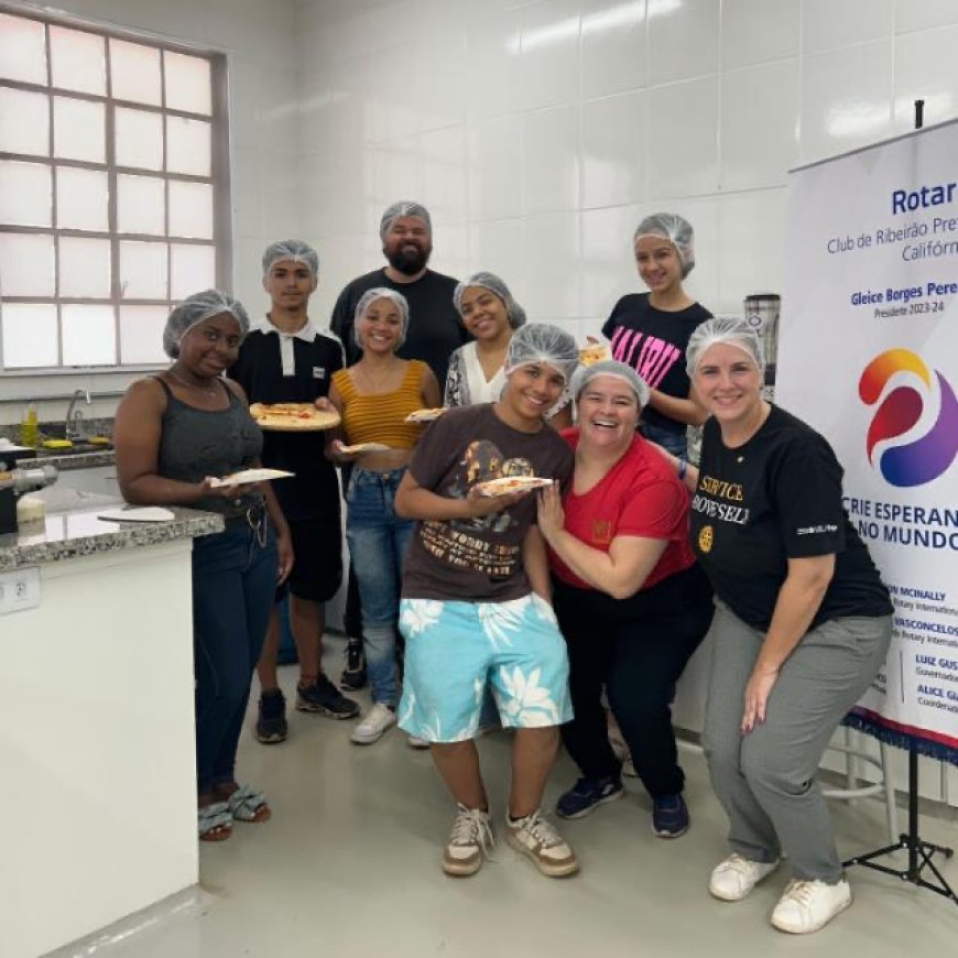 Empoderamento feminino com as mãos na massa, de pizza.