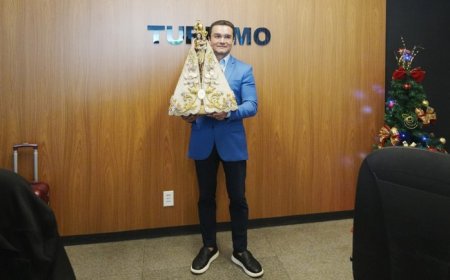 Imagem peregrina de Nossa Senhora de Nazaré visita o Ministério do Turismo