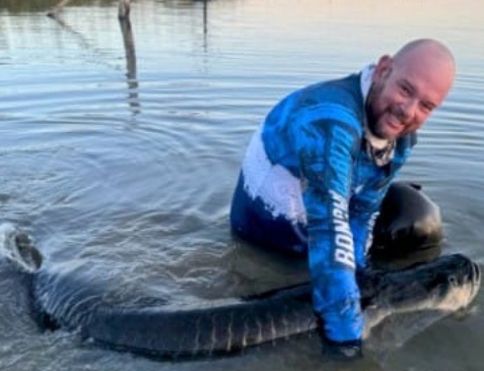 Pescador esportivo fisga pirarucu de 1,80 m no Lago de Palmas e atrai interesse sobre o turismo de pesca