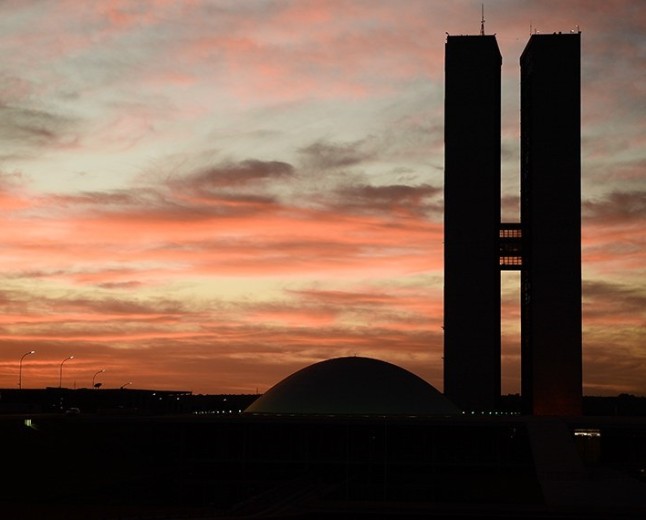 Conheça os 54 senadores eleitos neste domingo